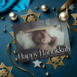 Minimal Lycklig Hanukkah Helgdag Photo Julkort<br><div class="desc">Enkel lycklig hanukah i serif brev med år och familj namnteckning. Lägg till ett eget meddelande eller foton från extra på baksidan.</div>