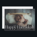 Minimal Lycklig Hanukkah Helgdag Photo Julkort<br><div class="desc">Enkel lycklig hanukah i serif brev med år och familj namnteckning. Lägg till ett eget meddelande eller foton från extra på baksidan.</div>