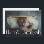 Minimal Lycklig Hanukkah Helgdag Photo Julkort<br><div class="desc">Enkel lycklig hanukah i serif brev med år och familj namnteckning. Lägg till ett eget meddelande eller foton från extra på baksidan.</div>