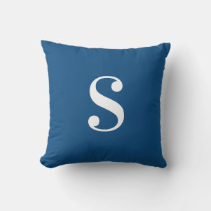 Minimal marin blå med stort vitt monogram kudde