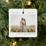 Minimal Merry och Married Photo | GRÖNT Julgransprydnad Keramik<br><div class="desc">Denna enkla och moderna helgdag fotodekoration präglas av beröm och giftermål i en sund grönt färg. Anpassa genom att lägga till ett foto,  parets datum namn och bröllop! Det här är en julklapp i perfekten till nygifta i ditt liv. Skicka ett meddelande om Zazzle för ytterligare anpassning!</div>