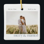 Minimal Merry och Married Photo Julgransprydnad Keramik<br><div class="desc">Denna enkla och moderna helgdag fotodekoration präglas av en mörk marin blå färg. Anpassa genom att lägga till ett foto,  parets datum namn och bröllop! Det här är en julklapp i perfekten till nygifta i ditt liv. Skicka ett meddelande om Zazzle för ytterligare anpassning!</div>