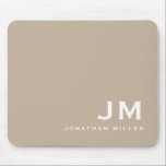 Minimal Modern Block Monogram Beige Musmatta<br><div class="desc">Ett minimalistiskt monogram med stor typografi av initialer i en klassisk blocktypografi med ditt namn nedan. Den här professionellen är perfekt för hem,  kontor eller personlig.</div>