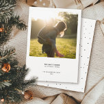 Minimal modern offert | Enkel julfotopunkt Julkort<br><div class="desc">Dessa hälsningar under den moderna säsongen visar sig genom sina vackra känslor och ord - och sitt stora vita utrymme. Det häpnadsväckande enkla fotokortet i helgdag fångar upp ett värdefullt ögonblick, medan minimal typografi lyder "det bästa saken i livet är inte sak" ovanför din familj namn och år. Hitta fler...</div>