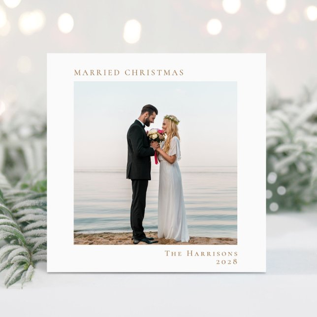 Minimal Modern Photo Married jul White Guld Julkort (A beautiful and unique photo card to announce your marriage to family + friends this holiday season)