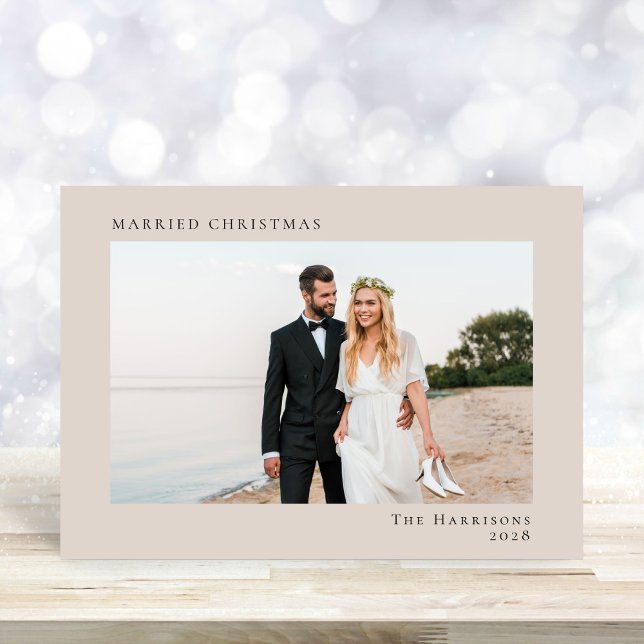 Minimal Modern Photo Married-julklapp Julkort (A beautiful and unique photo card to announce your marriage to family + friends this holiday season)