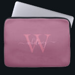Minimal Modern Rosa Monogram Namn & initial Laptop Fodral<br><div class="desc">En rosa monogramdesign med ett minimalt,  modernt,  kursivt monogram.</div>