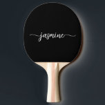 Minimal Modern Svart Anpassad Namn Signatur Skrift Pingisracket<br><div class="desc">Minimalistisk modern snygg svart monogram namn underskrift script anpassad personlig ping pong paddel. Dessa mönster har ditt förnamn i en vacker handstils swash tail teckensnitt underskrift typografi (eller kalligrafi) i vitt på svart bakgrund. Dessa är lätta att anpassa. Fantastisk snygg feminin husvärmegåva, bröllop, också för födelsedag, sweet 16 födelsedagsfest, mors...</div>