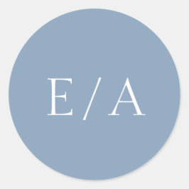 Minimal monogram Elegant Modern Dusty Blue Bröllop Runt Klistermärke