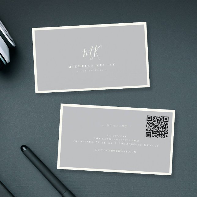 Minimal monogram Grått-Elfenbenskustens Chic QR-ko Visitkort (Two elegant gray business cards with white borders on a dark surface.)
