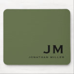 Minimal monogram olive för det moderna Trendiget Musmatta<br><div class="desc">Ett minimalistiskt monogram med stor typografi av initialer i en klassisk blocktypografi med ditt namn nedan. Den här professionellen är perfekt för hem,  kontor eller personlig.</div>