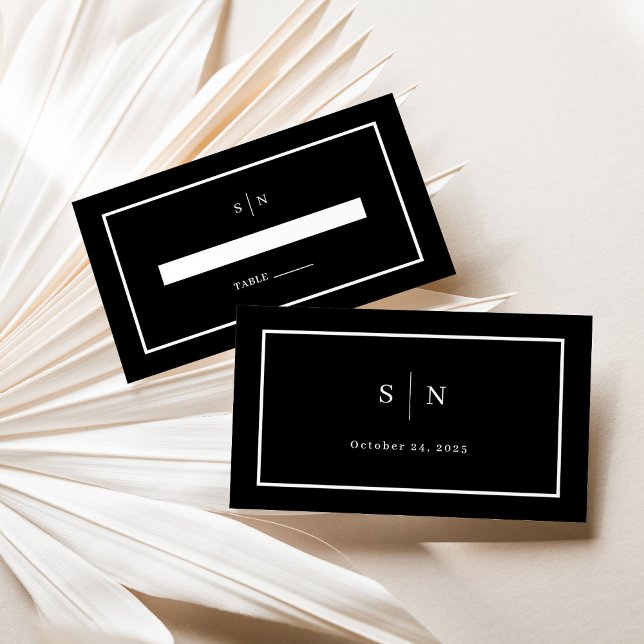 Minimal och Chic | Black Bröllop Flat Placeringskort (A chic, minimalist wedding place card in dark black with white accents and text, and your monogram)