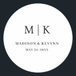 Minimal och Chic | BRÖLLOP Runt Klistermärke<br><div class="desc">Minimal och Chic | Klassisk runt svart-vit-BröllopDessa elegant,  moderna blöjor för bröllop eller möhippa har en enkel svartvit textdesign som utesluter minimalistiskt stil. Lägg till initialer eller monogram för att göra dem helt egna.</div>