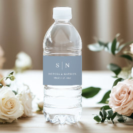 Minimal och Chic Dusty Blue | Monogram Bröllop Vattenflaskor Etikett