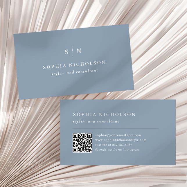 Minimal och Chic | Dusty Blue Monogram och QR-kod Visitkort (Skapare uppladdad)