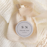 Minimal och Chic | Grått och Svarta Bröllop Runt Klistermärke<br><div class="desc">Den här eleganten,  det moderna bröllop-tack som du har för klistermärken har en enkel grått och svart textdesign som exuderar minimalistiskt stil. Lägg till initialer eller monogram för att göra dem helt egna.</div>