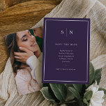 Minimal och Chic | Lila och vit med foto Spara Datumet<br><div class="desc">Dessa elegant,  moderna bröllop spara datum-kort,  har en enkel,  färgstark lila i mörken och vit minimalistisk textdesign,  med ett klassiskt ram vid gräns. Lägg till initialer eller monogram för att göra dem helt egna och lägg till ditt favoritfoto på baksidan.</div>