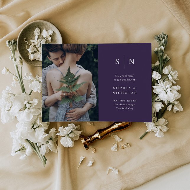 Minimal och Chic | Lila Photo Bröllop Inbjudningar (A colorful, classic purple wedding invitation with your photo and monogram)