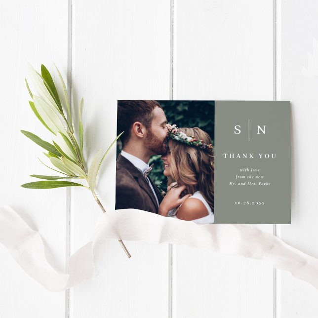 Minimal och Chic | Photo Bröllop BUDGET Tack (A stylish sage green thank you card with room for two of your favorite photos)