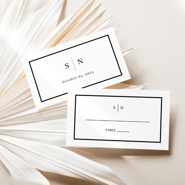 Minimal och Chic | Platt för svart och vitt Bröllo Placeringskort (A chic, minimalist wedding place card in black and white with your monogram)