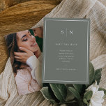 Minimal och Chic | Sage Grönt och White med Photo Spara Datumet<br><div class="desc">Dessa eleganter,  moderna bröllop spara datum-kort,  har en enkel grönt och vit minimalistisk textdesign,  med ett klassiskt ram vid gräns. Lägg till initialer eller monogram för att göra dem helt egna och lägg till ditt favoritfoto på baksidan.</div>