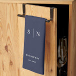 Minimal och Chic | Startdatum för marinmonogram Kökshandduk<br><div class="desc">Den här eleganten har modern kökshandduk en enkel marin blå och vit textdesign som utesluter minimalistiskt stil. Lägg till initialer eller monogram,  samt ditt efternamn och datum. Den perfekt hemmavärmarpresenten för nygifta eller ett par flyttor in i deras första nya hem.</div>
