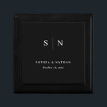 Minimal och Chic svart | Bröllop Monogram Minnesask<br><div class="desc">Den här eleganten,  den moderna presentboxen bröllop eller möhippa har en enkel svart textdesign som utesluter minimalistiskt stil. Lägg till initialer eller monogram för att göra det helt till din egen.</div>