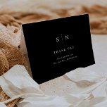 Minimal och Chic | Svarta Bröllop Tack Kort<br><div class="desc">Den här eleganten,  det moderna bröllop-tack du-kortet har en enkel svart och vit textdesign som utesluter minimalistiskt stil. Lägg till initialer eller monogram för att göra dem helt egna.</div>