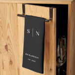 Minimal och Chic | Svartmonogram och datum Kökshandduk<br><div class="desc">Den här eleganten har modern kökshandduk en enkel svart textdesign som exuderar minimalistiskt stil. Lägg till initialer eller monogram,  samt ditt efternamn och datum. Den perfekt hemmavärmarpresenten för nygifta eller ett par flyttor in i deras första nya hem.</div>