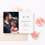 Minimal och Chic | Svartvit foto Bröllop Tack Kort<br><div class="desc">Den här eleganten,  det moderna bröllop-tacket du kort har,  har en enkel svart och vit textdesign som exuderar minimalistiskt stil,  med två av dina favoritfoton. Lägg till initialer eller monogram för att göra dem helt egna.</div>