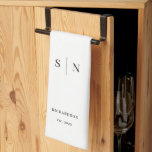 Minimal och Chic | Svartvit monogram Kökshandduk<br><div class="desc">Den här eleganten har modern kökshandduk en enkel svart och vit textdesign som utesluter minimalistiskt stil. Lägg till initialer eller monogram,  samt ditt efternamn och datum. Den perfekt hemmavärmarpresenten för nygifta eller ett par flyttor in i deras första nya hem.</div>