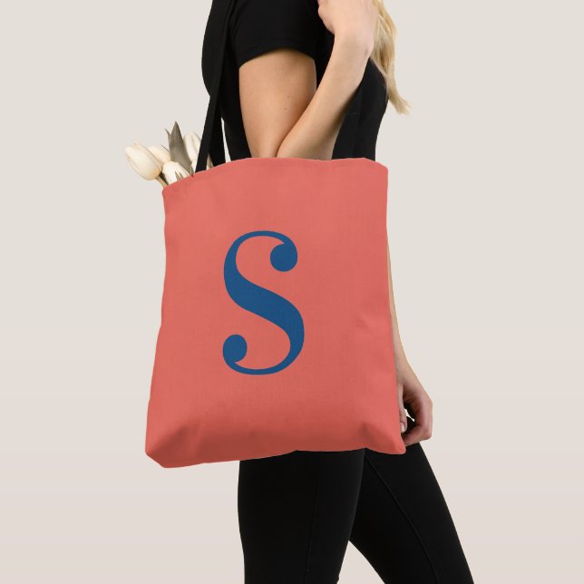 Minimal Orange med stort marinblått monogram Tygkasse (Närbild)