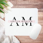 Minimal Pastel Rosa Initial & Namn Personlig Musmatta<br><div class="desc">Lägg till en liten elegans på arbetsytan med den här minsta musknappen för pastellrosa personlig. Den här eleganta och moderna designen har ett monogram för anpassningsbarna med ditt initiala och namn och förbättrar både stil och funktionen. Den mjuka pastellerna rosa färg ger en lugnande vib till ditt skrivbord samtidigt som...</div>