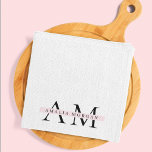 Minimal Pastel-Rosa - initiering och Personlig Kökshandduk<br><div class="desc">"Lägg till lite personlig i ditt kök med vårt Monogram Rosa Initial Personlig Kitchen Towel. Den här kökshandduken i snyggten har en chic rosa design med en första anpassade, perfekt för att förbättra din köksdekoration. Den är tillverkad av högkvalitativa, absorberande material och är både funktionell och modern, perfekt för torkning...</div>
