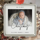 Minimal Photo Baby, första julskript Grått Julgransprydnad Metall<br><div class="desc">Fira baby första jul med detta moderna minimalistiska foto som fortfarande är ornament. Grått-texten från kol lyder "Min första jul" med ord "jul" i handskript för trendig. Byt enkelt ut exempelbilden mot ditt favoritfoto och lägg till baby namn och året nedan. Med en vit övertoning skärm kan du göra textövertäckningen...</div>