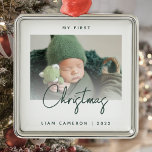 Minimal Photo Baby första julskript Grönt Julgransprydnad Metall<br><div class="desc">Fira baby första jul med detta moderna minimalistiska foto som fortfarande är ornament. I grönten står det "Min första jul", med ord "jul" i handskript för trendig. Byt enkelt ut exempelbilden mot ditt favoritfoto och lägg till baby namn och året nedan. Med en vit övertoning skärm kan du göra textövertäckningen...</div>