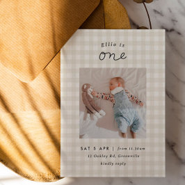 Minimal Photo Beige Gingham 1:a födelsedag Inbjuda Inbjudningar
