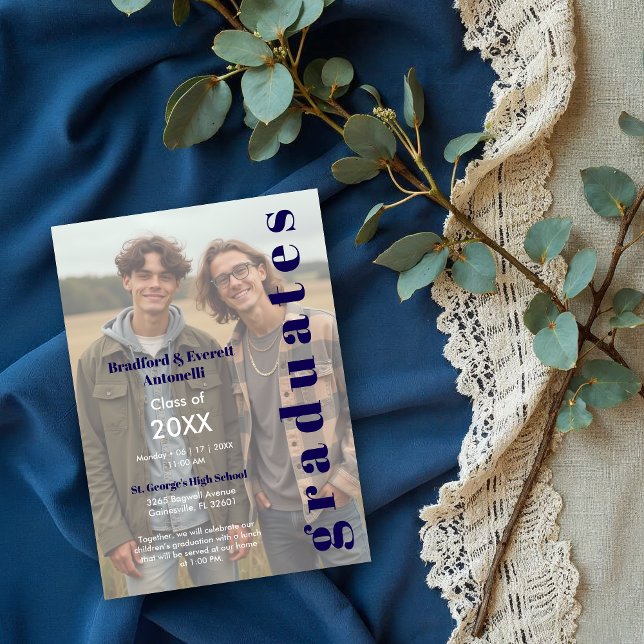 Minimal Photo Editorial Style Double Graduation Inbjudningar (Minimal Editorial Style Double Graduation Photo Invitation Design. )