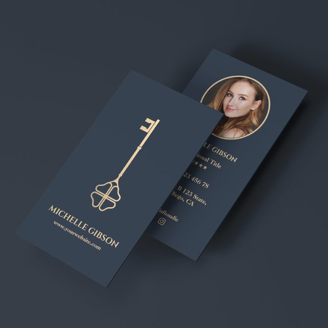 Minimal Realtor Lucky Nyckel Photo Charcol Blue Visitkort (Minimal Realtor Lucky Key Photo Charcoal Blue Business Card
)