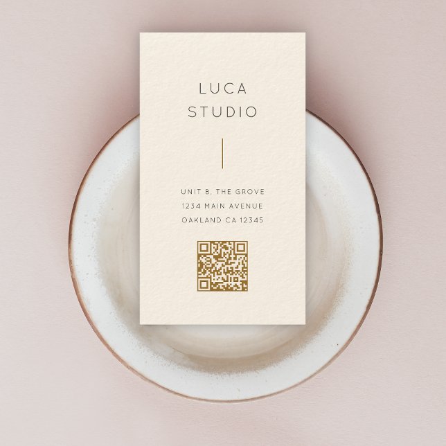Minimal ren enkel modern QR-kod Guld och Cream Visitkort (A luxurious cream and gold card design combining style and smart connectivity)