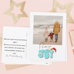 Minimal Retro 1-familjens fotoutfred Joy Jul Helg Vykort<br><div class="desc">Den här festliga freds- och Joy-designen skapades med ett modernt roligt-typsnitt och mitt handskrivna blocktypsnitt i stil i akvafblått och röd nedtryckt med min handmålade julhatt med holly och bär för att få din familj att se foto som stjärnan. Lägg till namn och anpassningsbar i familjen för att slutföra det!...</div>