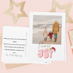 Minimal Retro Rosa 1 Photo Peace Joy jul Helg Vykort<br><div class="desc">Den här festliga freds- och Joy-designen skapades med ett modernt roligt-typsnitt och mitt handskrivna blocktypsnitt i en stil i bakre rosa och röd täckt av min handmålade julhatt med holly och bär för att göra att din familj ser ut som stjärnan. Lägg till namn och anpassningsbar i familjen för att...</div>