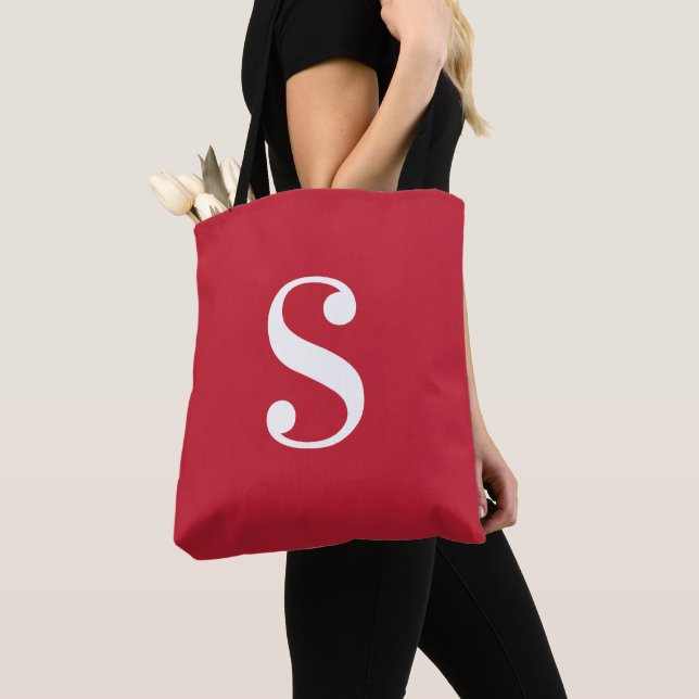 Minimal röd med stor vit monogram tygkasse (Närbild)