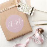 Minimal  rosa Monogram Script Bröllop Runt Klistermärke<br><div class="desc">Höj bröllop-informationen med Minimalistisk Monogram-skript Personligt bröllp-datummärkning. Den här elegant- och personligen-klistermärket gör att du får en smula sofistikerad på bröllop-skrivbordet, så att du kan visa ditt monogram och din bröllop-dejt på ett enkelt men otrevligt sätt. Vitt typografi på rosa. Dekalen har en minimalistisk skriptutformning som exuderar tidlös elegans. Ditt...</div>