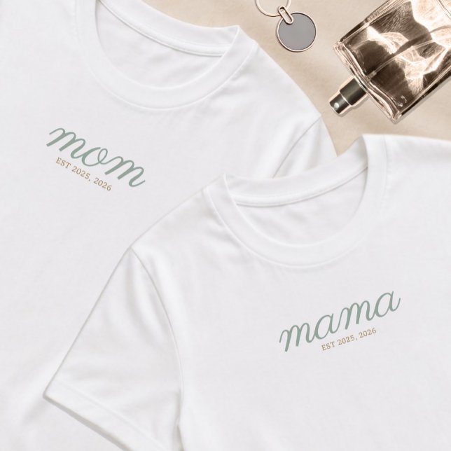 Minimal Sage Script & Guld Mom Established T Shirt (Skapare uppladdad)