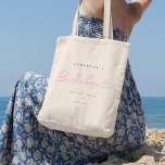 Minimal skript Bachelorette Brudens sida Tygkasse<br><div class="desc">Den här personligen Bachelorette anpassningsbar Tote Bag-designen har rosa handskriven skripttypografi som kan ändras till vilken färg som helst. Du kan enkelt anpassa namn,  datum och namn på bridemaid med hjälp av den angivna mallen. Den perfekt elegantens tillbehör till ett bachelorette-parti eller Bachelorette helg!</div>