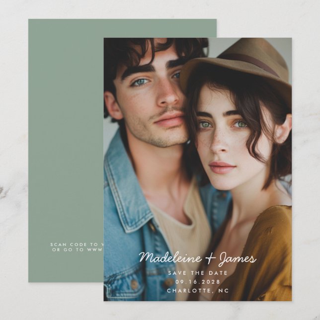 Minimal Skript Sagegrön Foto QR-kod Bröllop Spara Datumet (Fram/baksida)