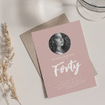 Minimal skriptfoto 40:e födelsedag Dusty Ro Inbjudningar<br><div class="desc">Eleganten "40:e födelsedag" bjuder in till en personlig,  ett modernt typografi och en anpassningsbar.</div>