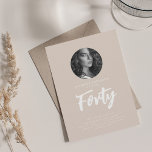 Minimal skriptfoto 40:e födelsedag Party Champagne Inbjudningar<br><div class="desc">Eleganten "40:e födelsedag" bjuder in till en personlig,  ett modernt typografi och en anpassningsbar.</div>