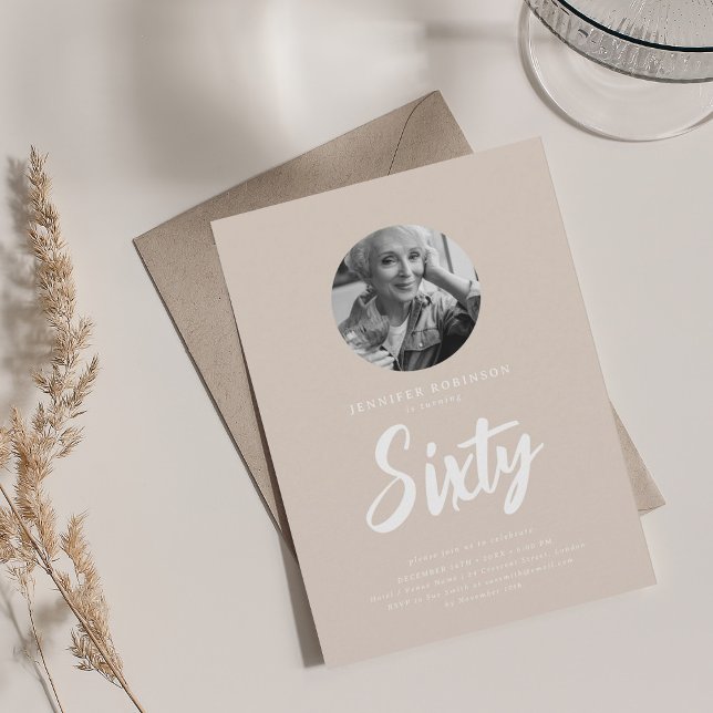 Minimal skriptfoto 60:e födelsedagschampagne inbjudningar (Minimal Script Photo 60th Birthday Champagne Invitation)